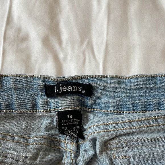 Jean Shorts 16 - Picture 3 of 4